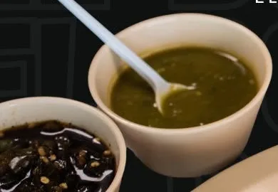 Salsa verde y salsa de chile asado de la casa